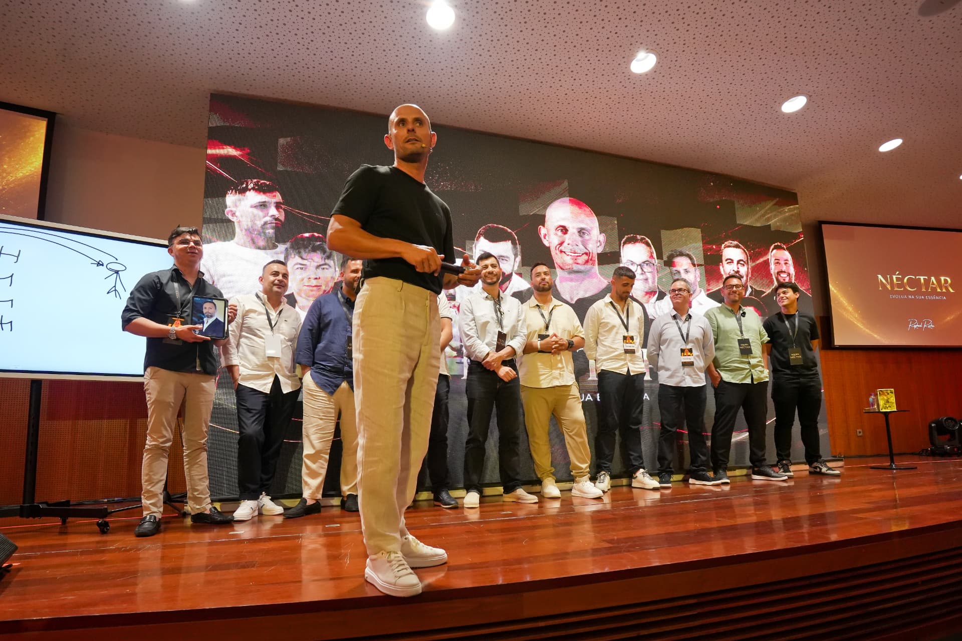 Raphael Rocha no palco com a comunidade Néctar
